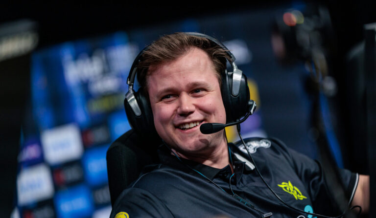 NiP Reportedly Searching for New IGL to Replace Snappi