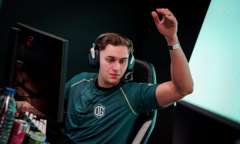 NIP Sign adamb, Bench n0te Before Logitech G Play Connect